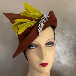 STUNNING 1930s' RUST FELT CLOCHE WITH LARGE BOW + jewel + CHARTREUSE FEATHERS